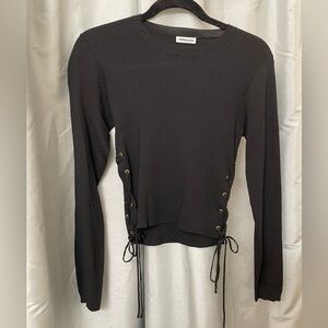 Impression black crop top with lace up side design